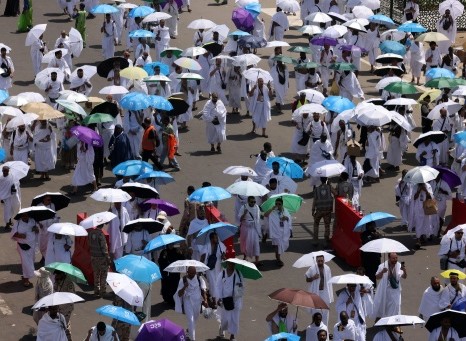 Des foules de musulmans prient sur le mont Arafat, étape phare du hajj