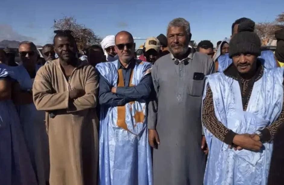 Tiris Zemour : les orpailleurs manifestent à Zouerate contre la décision des autorités de leur interdire d’aller au-delà de 10 km de la frontière algérienne 