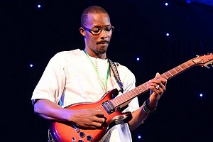 VIDEO. Papis Koné rend hommage à de grands noms de la chanson mauritanienne